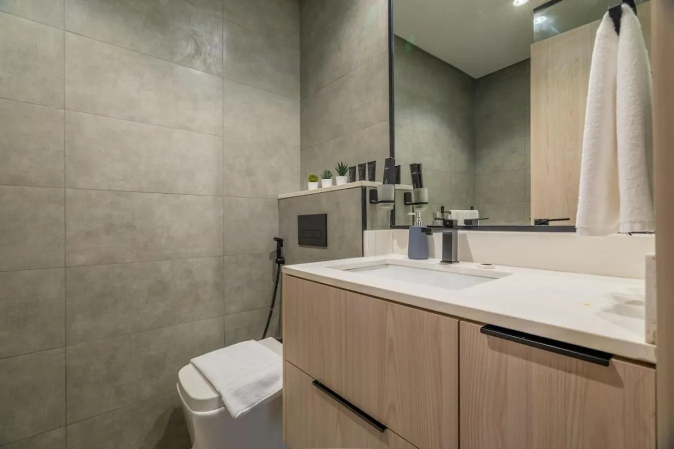 Modern 1 Bedroom Oasis In The Heart Of Jvc Dubai 0*,